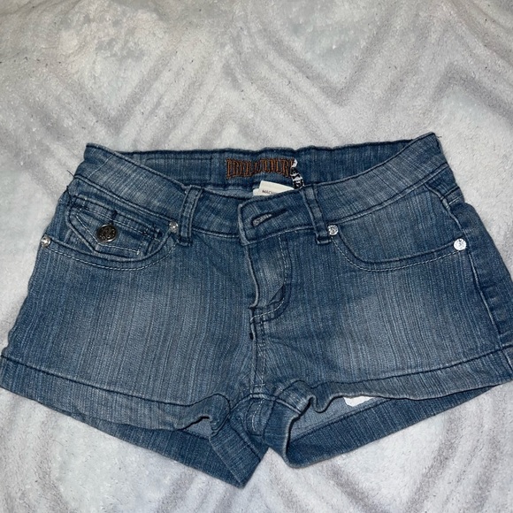 True religion short shorts. Size 1. In great condition. Denim shorts. - Picture 3 of 5
